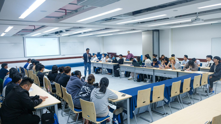 Đội ngũ nhân viên làm việc nhóm hiệu quả trong môi trường doanh nghiệp