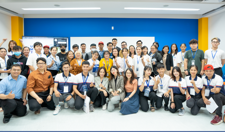 Tham gia các hoạt động tập thể, câu lạc bộ, đội nhóm